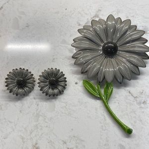 Vintage gray/black flower motif in pin and earrings